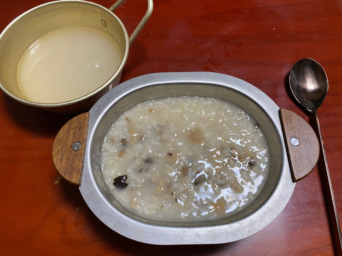 朝食は鮑粥とシッケ、昼食はヘムルカルグクス、夕食はコプチャン。スーパーマー...
