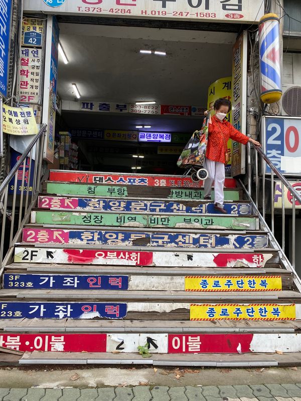 大韓民国 (韓国)・ソウル「韓国🇰🇷」の写真：バス乗り換え時に気になる市場を発見。
人...