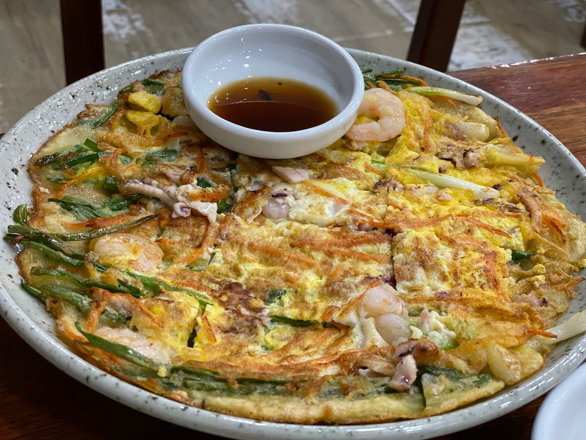 全州での夕食はハスキョンカマソッビビンパで、チヂミとビビンパ。ビビンパには...