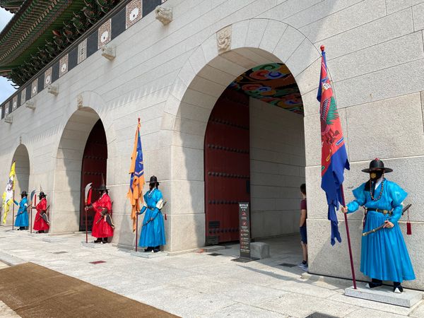 大韓民国 (韓国)・ソウル「韓国🇰🇷」の写真：景福宮で10時に行われる衛兵の交代式を見...