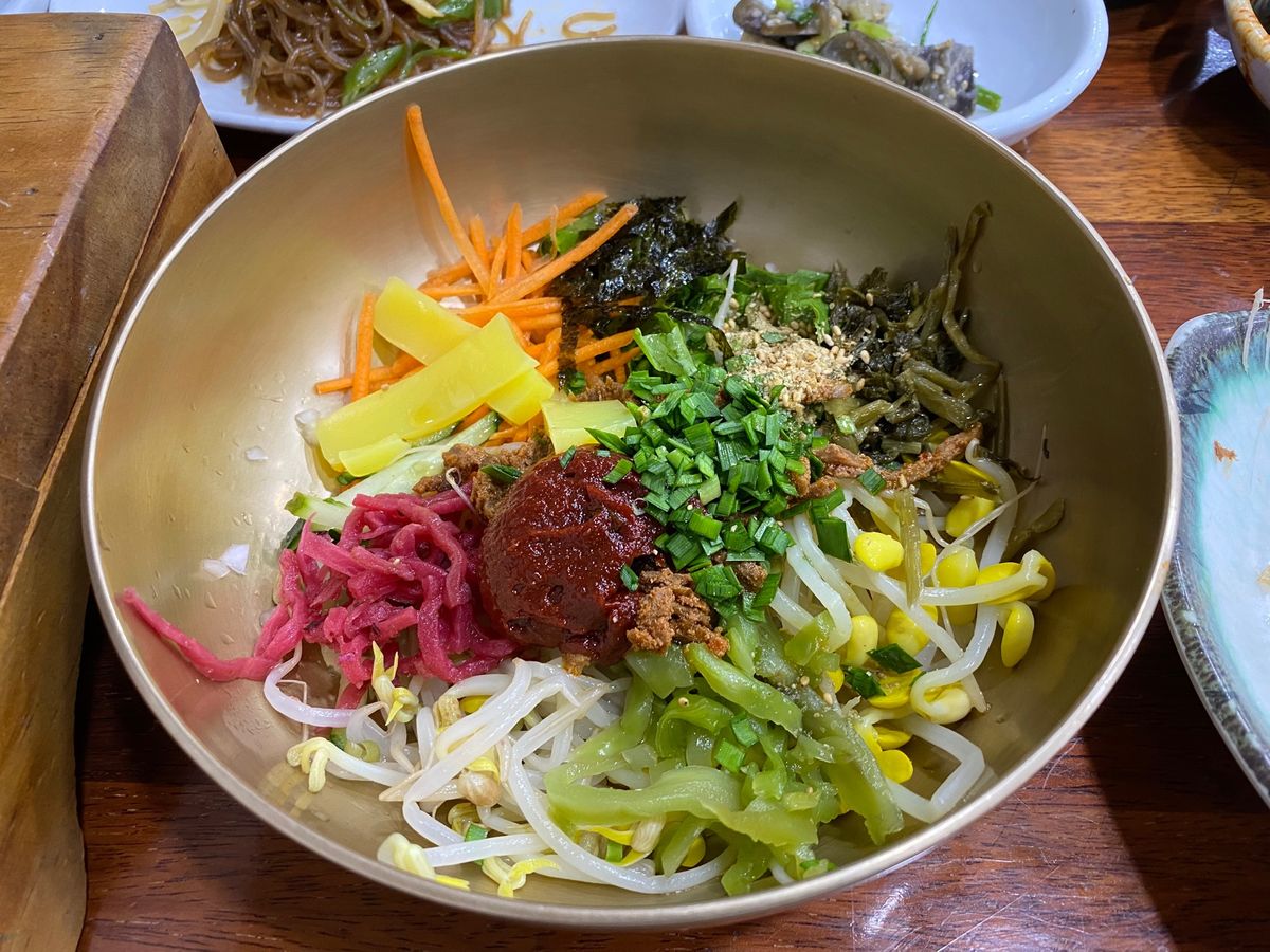 全州での夕食はハスキョンカマソッビビンパで、チヂミとビビンパ。ビビンパには...