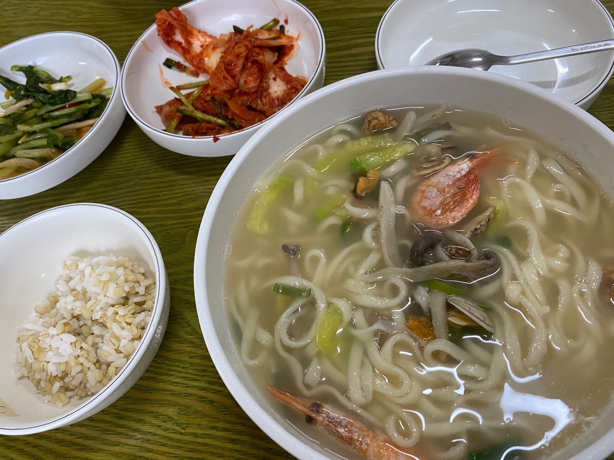 朝食は鮑粥とシッケ、昼食はヘムルカルグクス、夕食はコプチャン。スーパーマー...