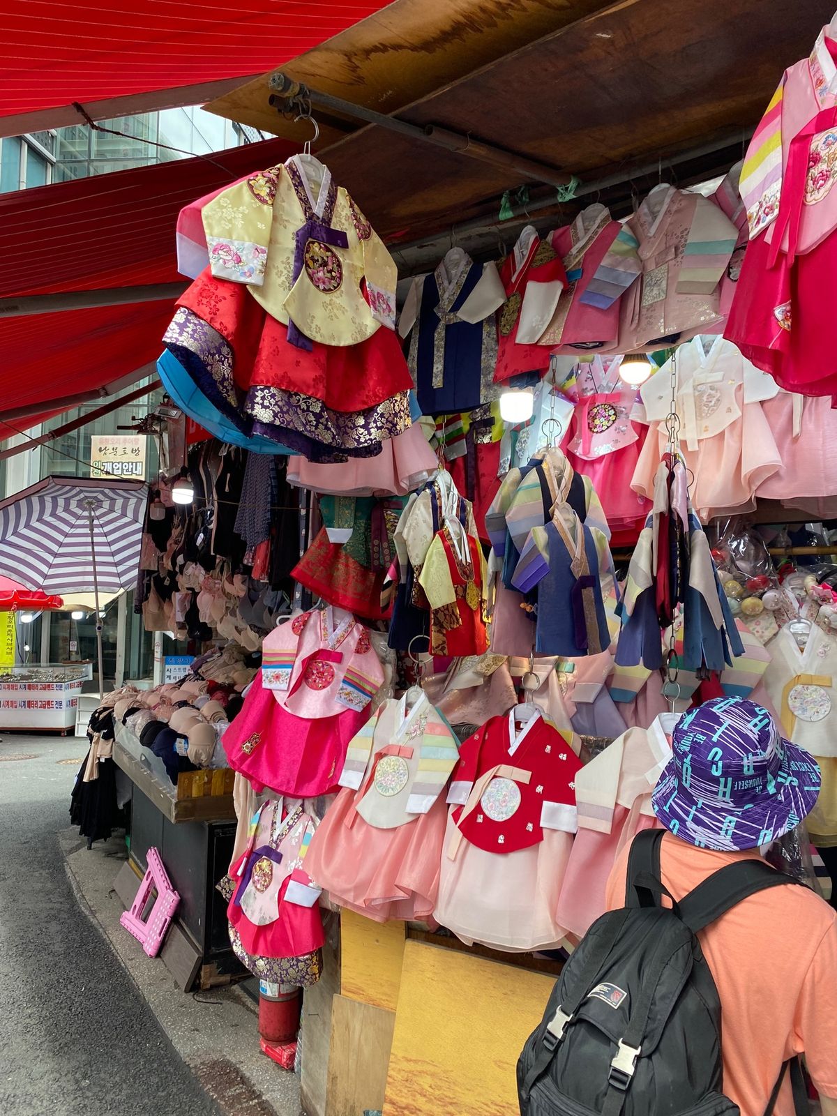 韓国旅4日目。
南大門市場へ。彩り豊かな韓国雑貨に心奪われる❤️
ヌビバッ...