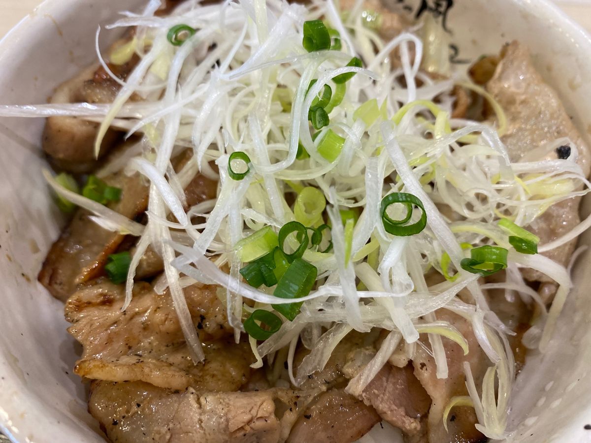 赤城高原S.A.
まずはお昼ごはん
ブー太郎おすすめの
上州豚丼🐷
美味し...