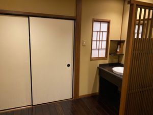 那須温泉
山水亭さんの素敵なお部屋その2
お部屋の玄関の窓を開けると
ロビ...