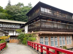 １泊目は四万温泉の積善館♨️
歴史的建造物のお宿
大正時代にできたお部屋に...