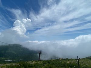 那須岳
曇っていて心配でしたが
山頂に行ったら晴れて雲海と山頂の絶景✨
あ...