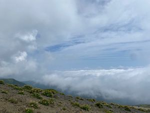 那須岳
曇っていて心配でしたが
山頂に行ったら晴れて雲海と山頂の絶景✨
あ...