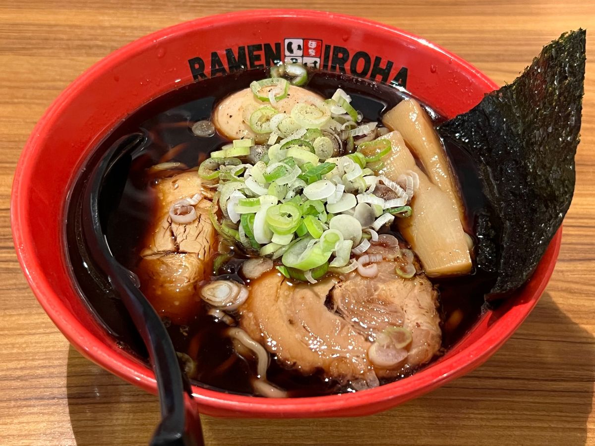 富山といえば富山ブラック🍜
今回は麺屋いろはへ🚶‍♀️

強烈な見た目に反...