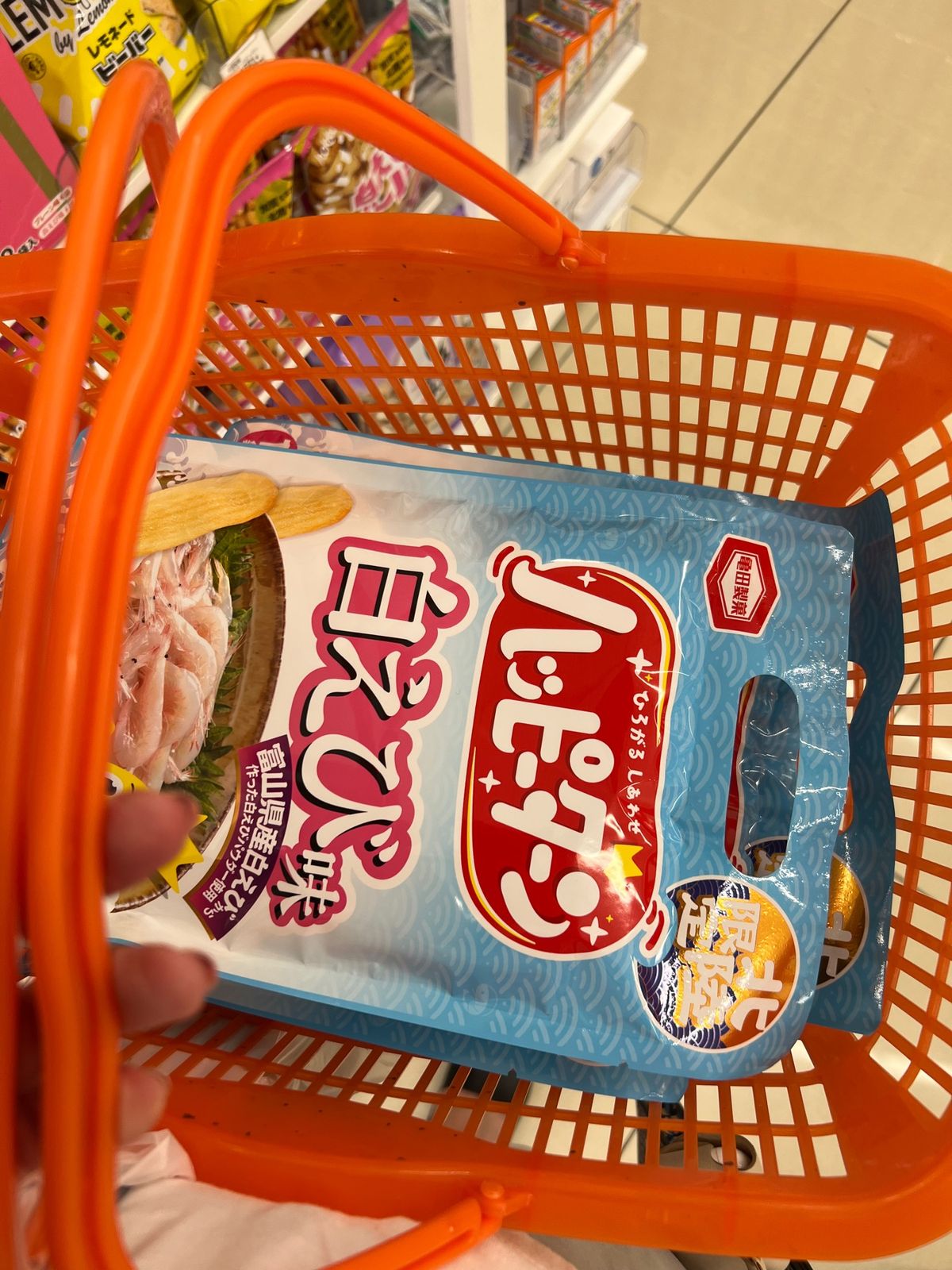 見つけたら爆買いしてしまう白エビのハッピーターン
白エビ風味の魔法の粉が病...