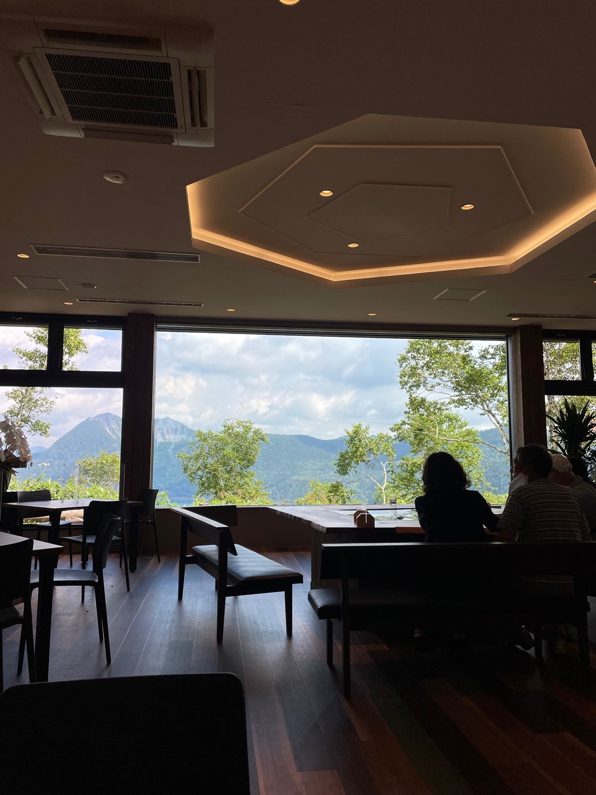 霧の摩周湖、快晴！
と思ったら雲が少し出てきた。
できたばかりの綺麗なカム...