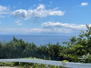 トドワラ付近からは曇って見れなかった国後島、翌日晴れた羅臼からよく見えた。...