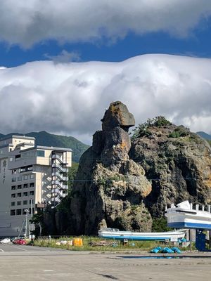 ウトロ港に下りるとやっと晴れてきた。
ゴジラ岩、ハマナスの花とローズヒップ...