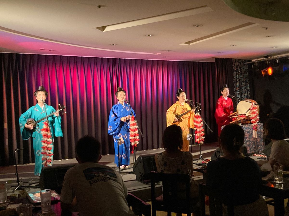 2日目午後は古宇利島→万座毛→真栄田岬などを廻り、夜は国際通りにある「島唄...