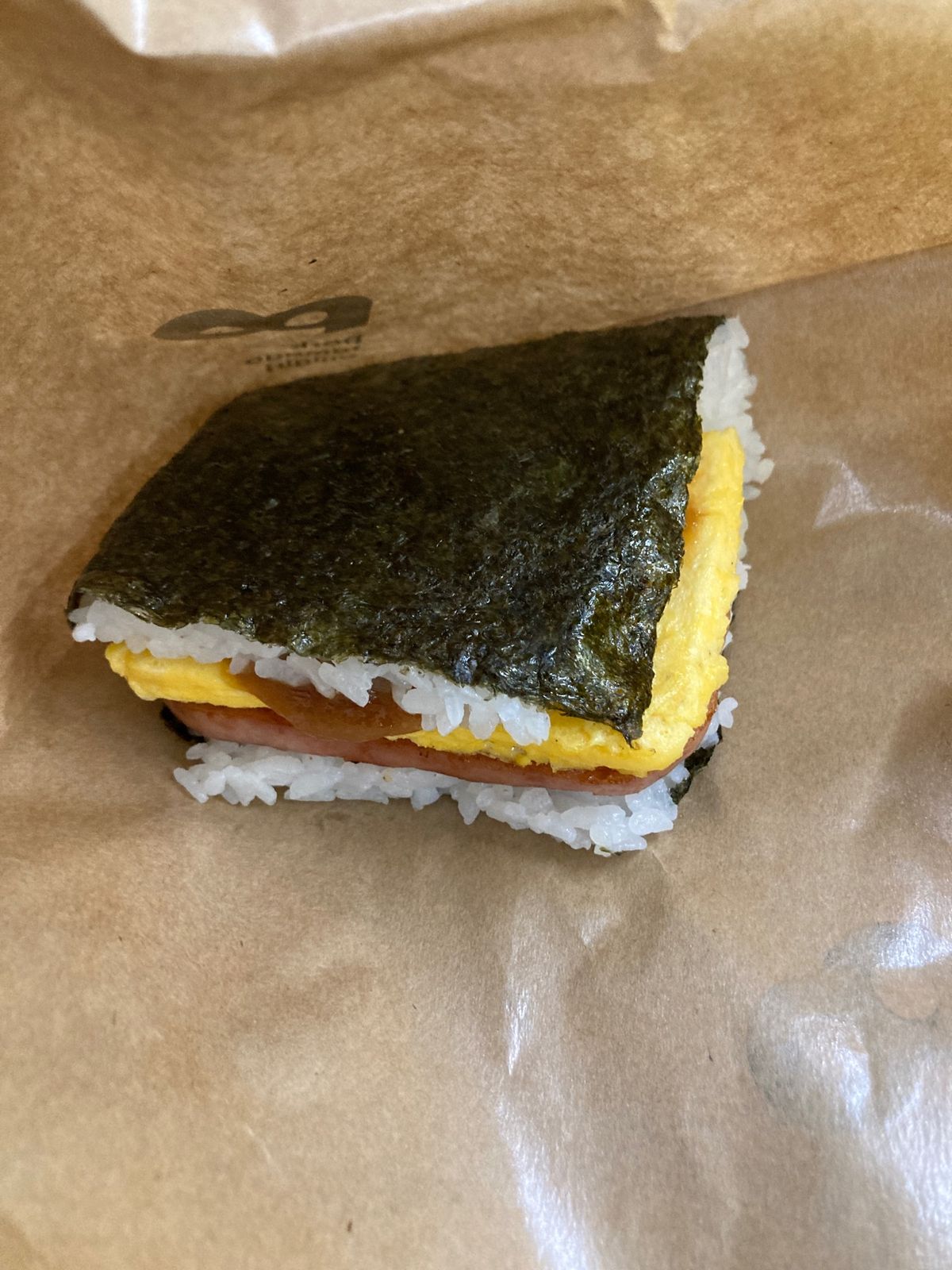 最終日は昼前のフライトだったので朝は国際通りを散歩。空港でポーたまのおにぎ...