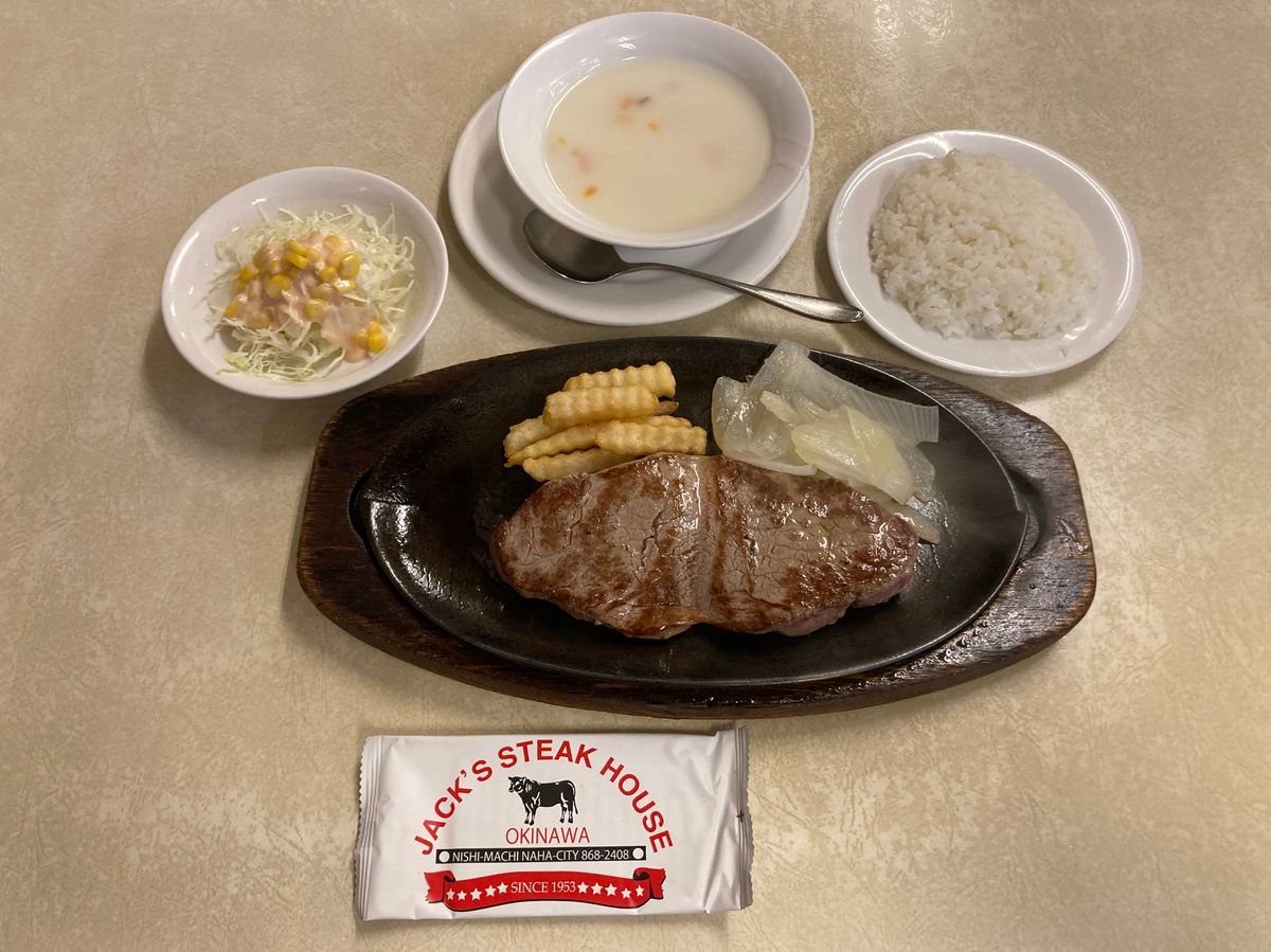 夕方仕事後に東京→中部国際空港→那覇空港へ。
約2年ぶりの沖縄。夕食は「ま...