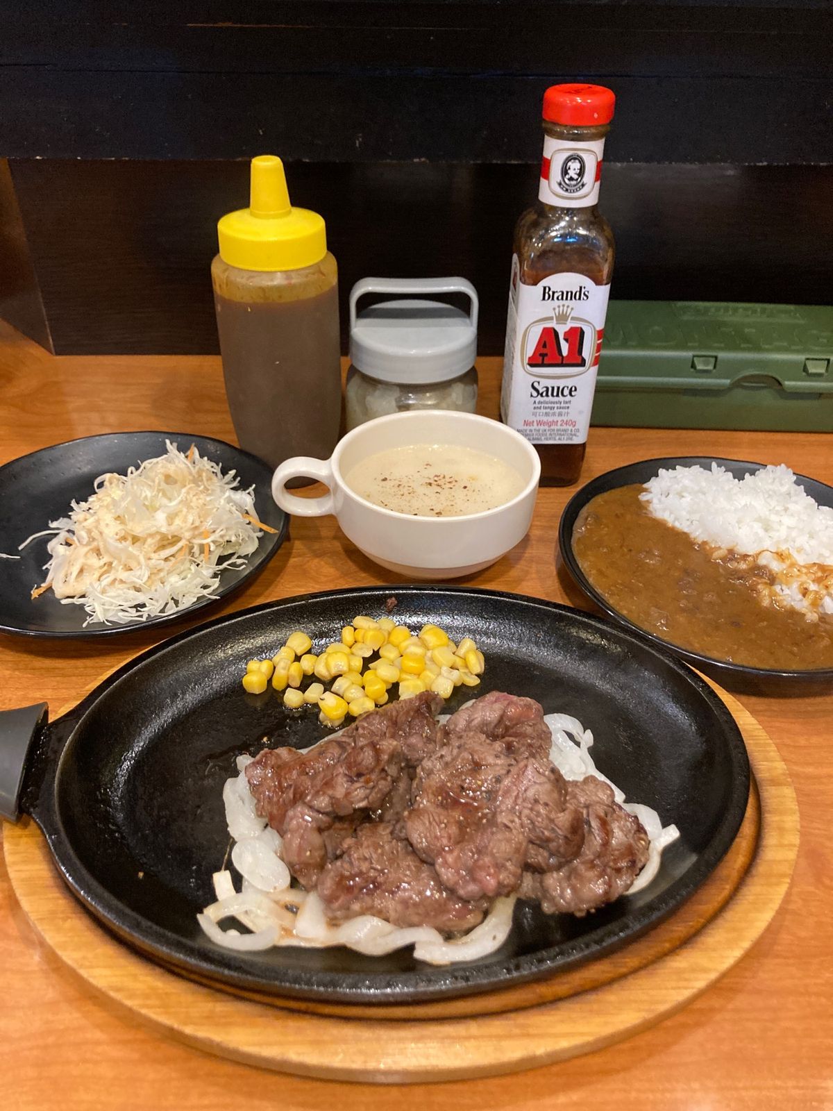 3日目最後は海中道路、果報バンタ、浜比嘉島に行き、夕食は松山の「ステーキヒ...