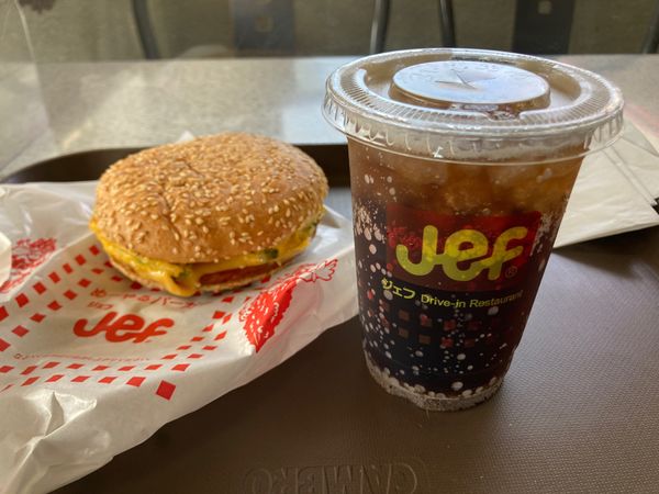 日本・沖縄県「202208沖縄旅行」の写真：3日目朝はJefにてぬーやるバーガー。瀬...