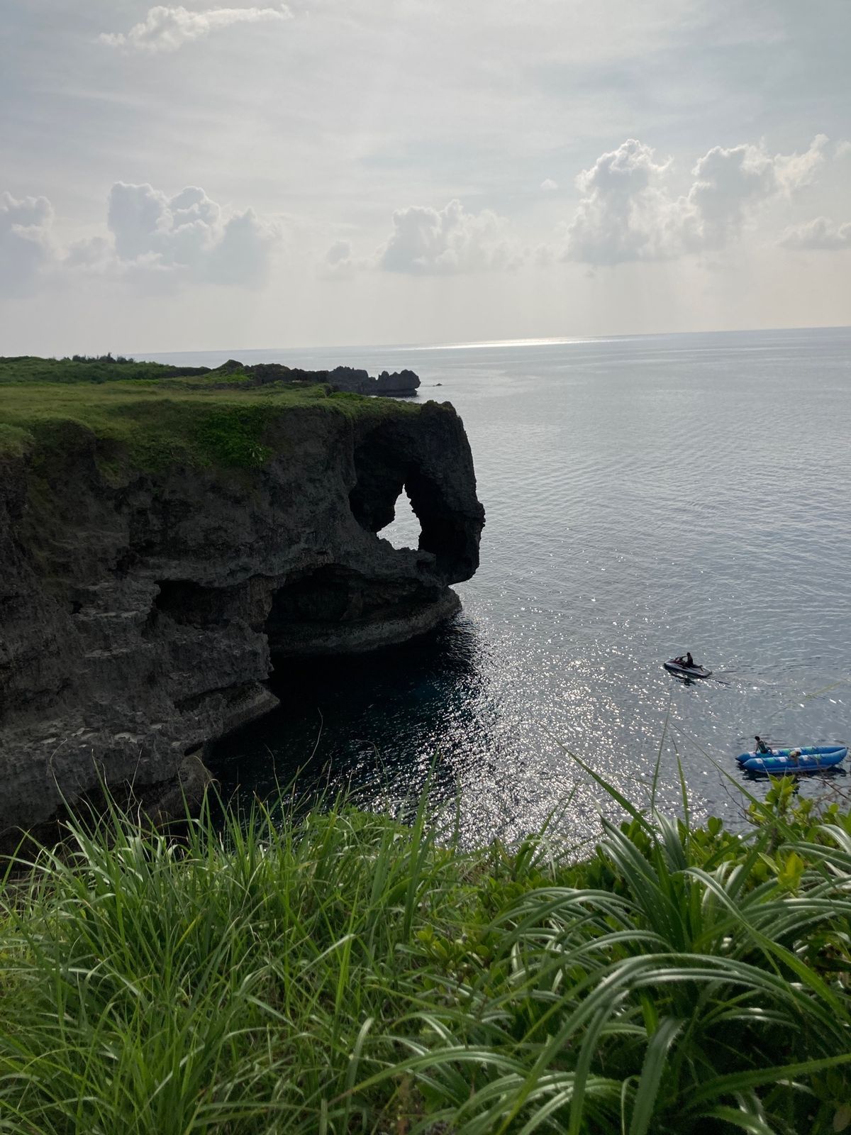 2日目午後は古宇利島→万座毛→真栄田岬などを廻り、夜は国際通りにある「島唄...