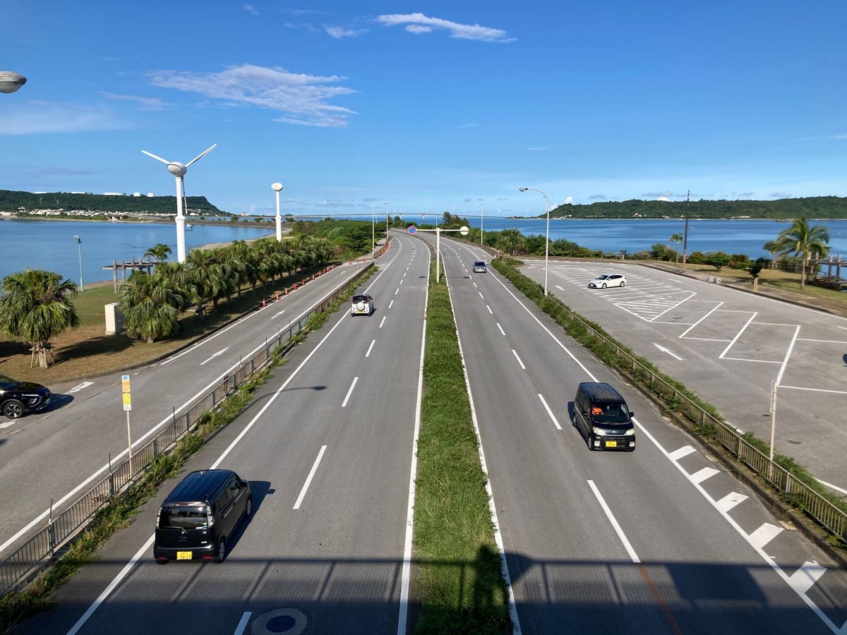 3日目最後は海中道路、果報バンタ、浜比嘉島に行き、夕食は松山の「ステーキヒ...