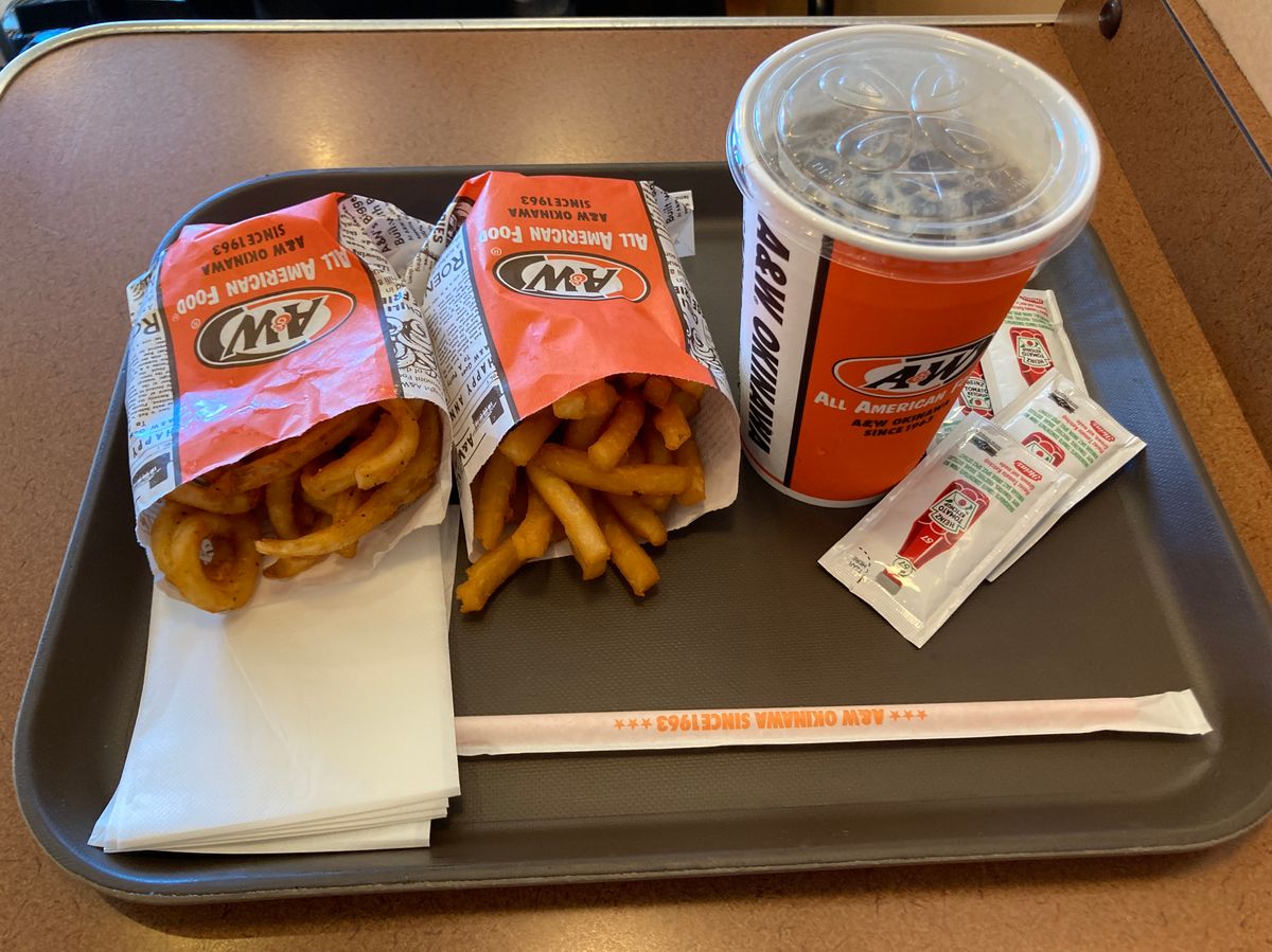 最終日は昼前のフライトだったので朝は国際通りを散歩。空港でポーたまのおにぎ...