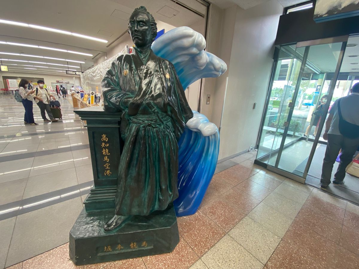 高知龍馬空港！
ここにも銅像が！