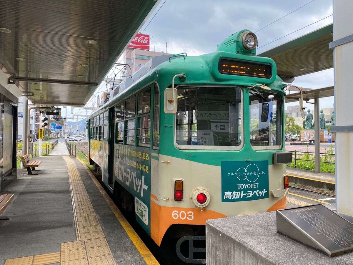 高知駅！
銅像！路面電車！駅！ドキンちゃんと食パンマン！
