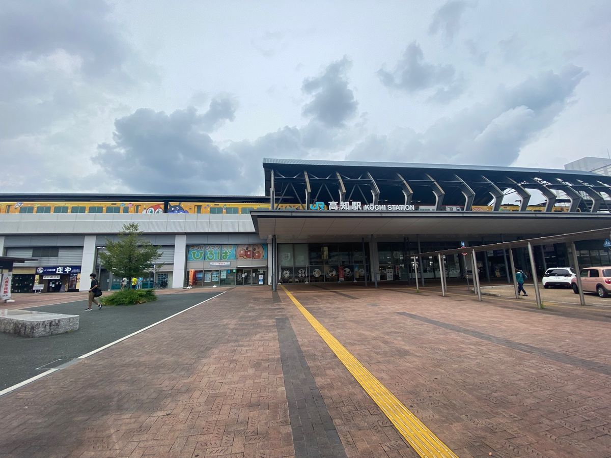 高知駅！
銅像！路面電車！駅！ドキンちゃんと食パンマン！