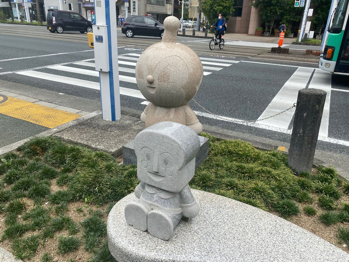高知駅！
銅像！路面電車！駅！ドキンちゃんと食パンマン！