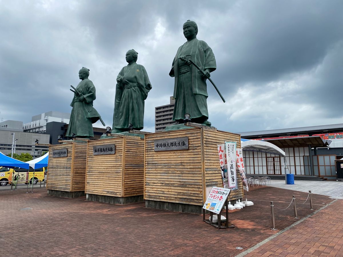 高知駅！
銅像！路面電車！駅！ドキンちゃんと食パンマン！