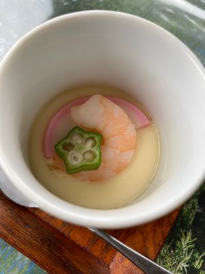 旧軽井沢でランチ🥢つる吉さんの豆腐づくし定食です。
刺身豆腐、汲み上げ湯葉...
