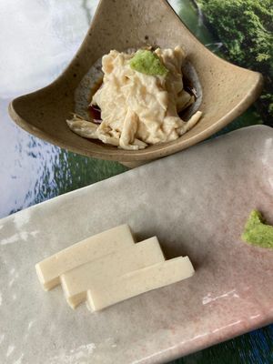 旧軽井沢でランチ🥢つる吉さんの豆腐づくし定食です。
刺身豆腐、汲み上げ湯葉...
