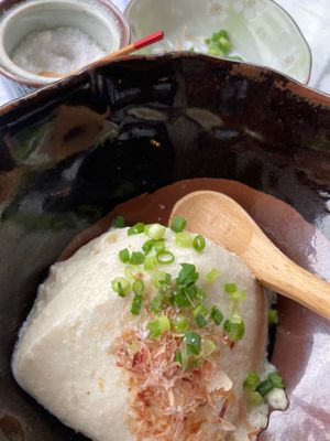 旧軽井沢でランチ🥢つる吉さんの豆腐づくし定食です。
刺身豆腐、汲み上げ湯葉...