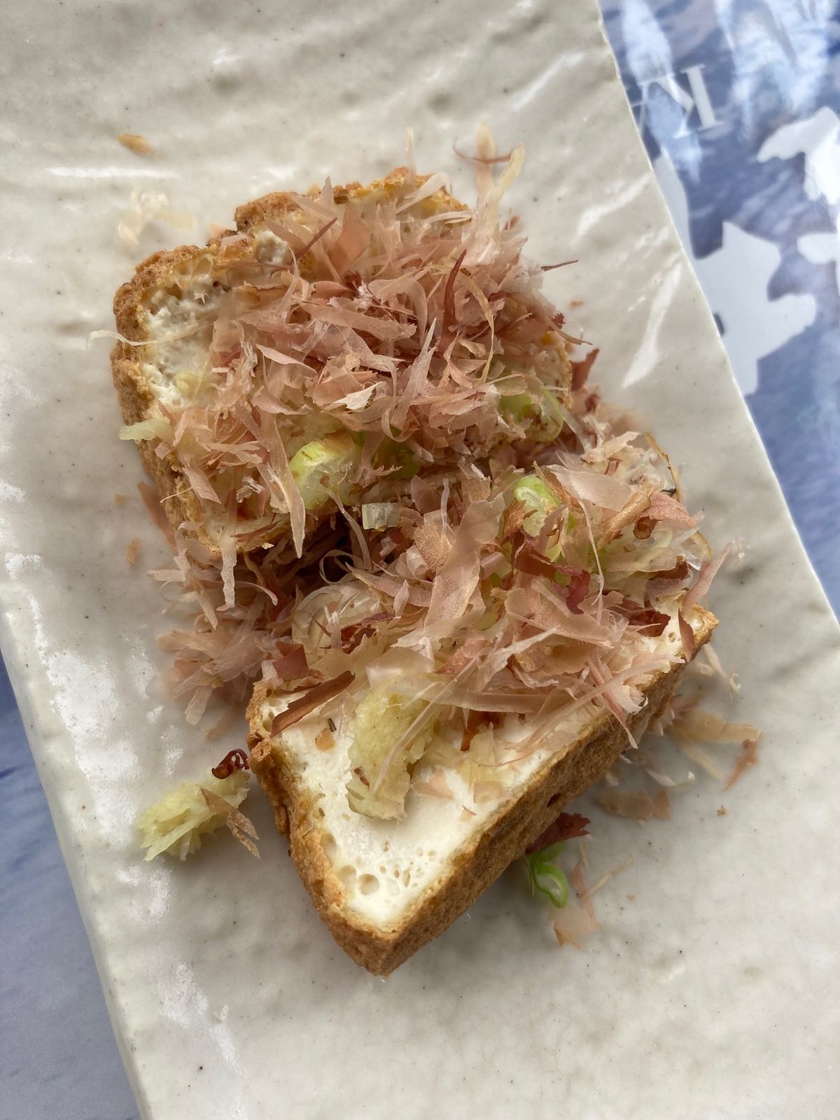 豆腐づくし定食の続き。
撮り忘れたおからサラダの後、豆腐の味噌汁とご飯。ご...
