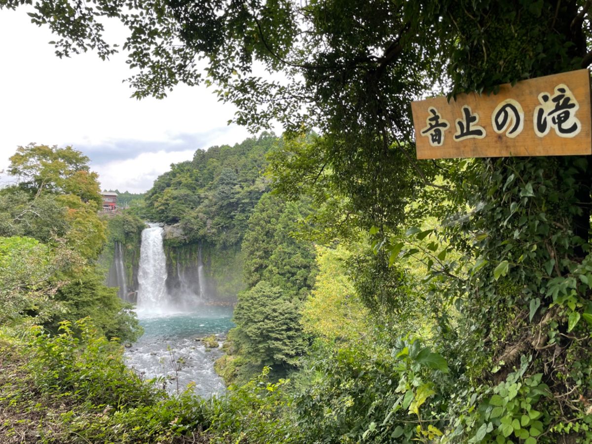 白糸の滝。とても暑い日でしたが、滝周辺はとても涼しい。
