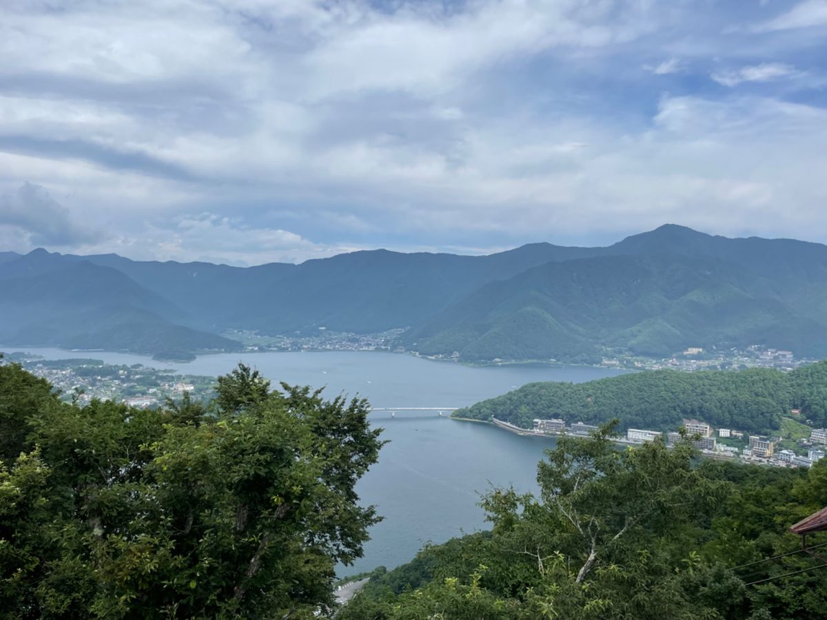 河口湖ロープウェイ。天気がよければ、富士山と河口湖の絶景が楽しめる。