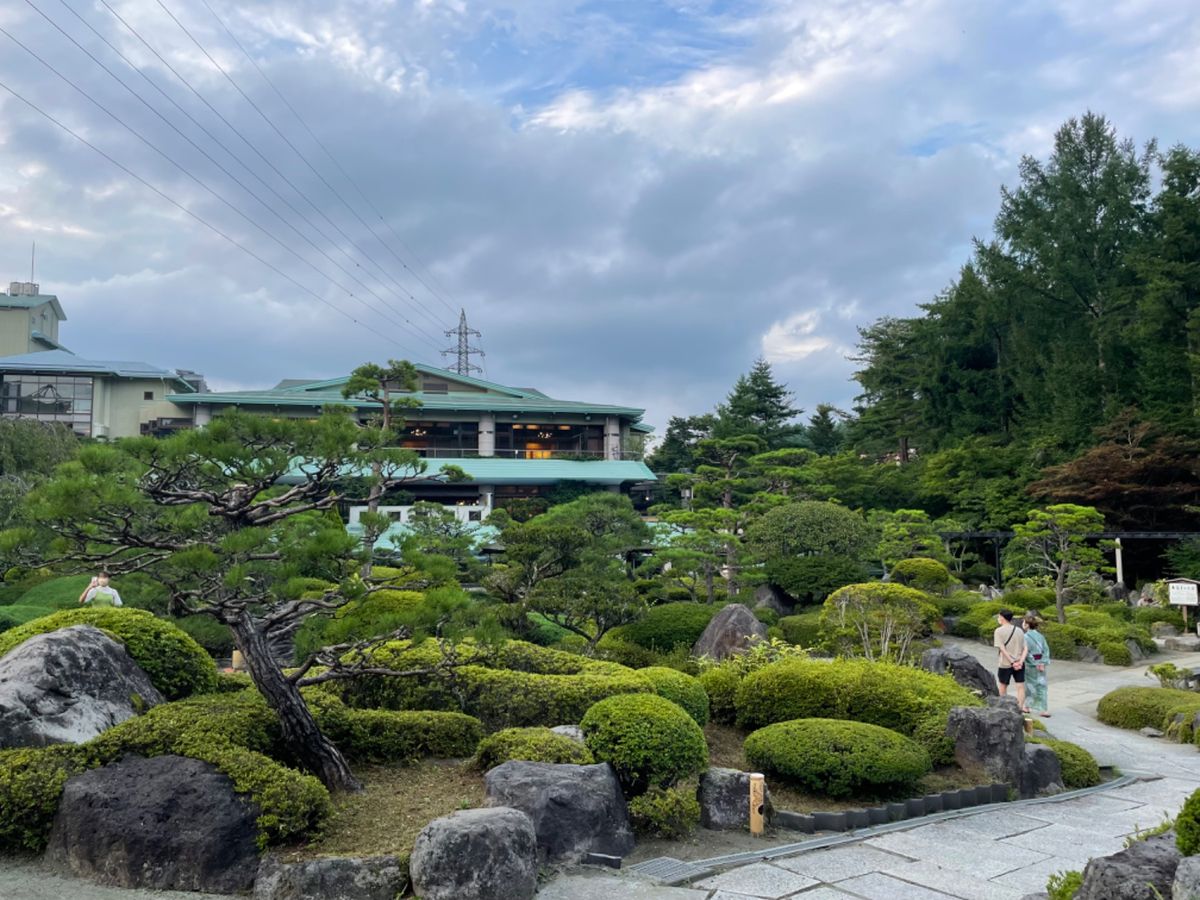 宿泊は富士山温泉。庭園が美しい旅館でした。
