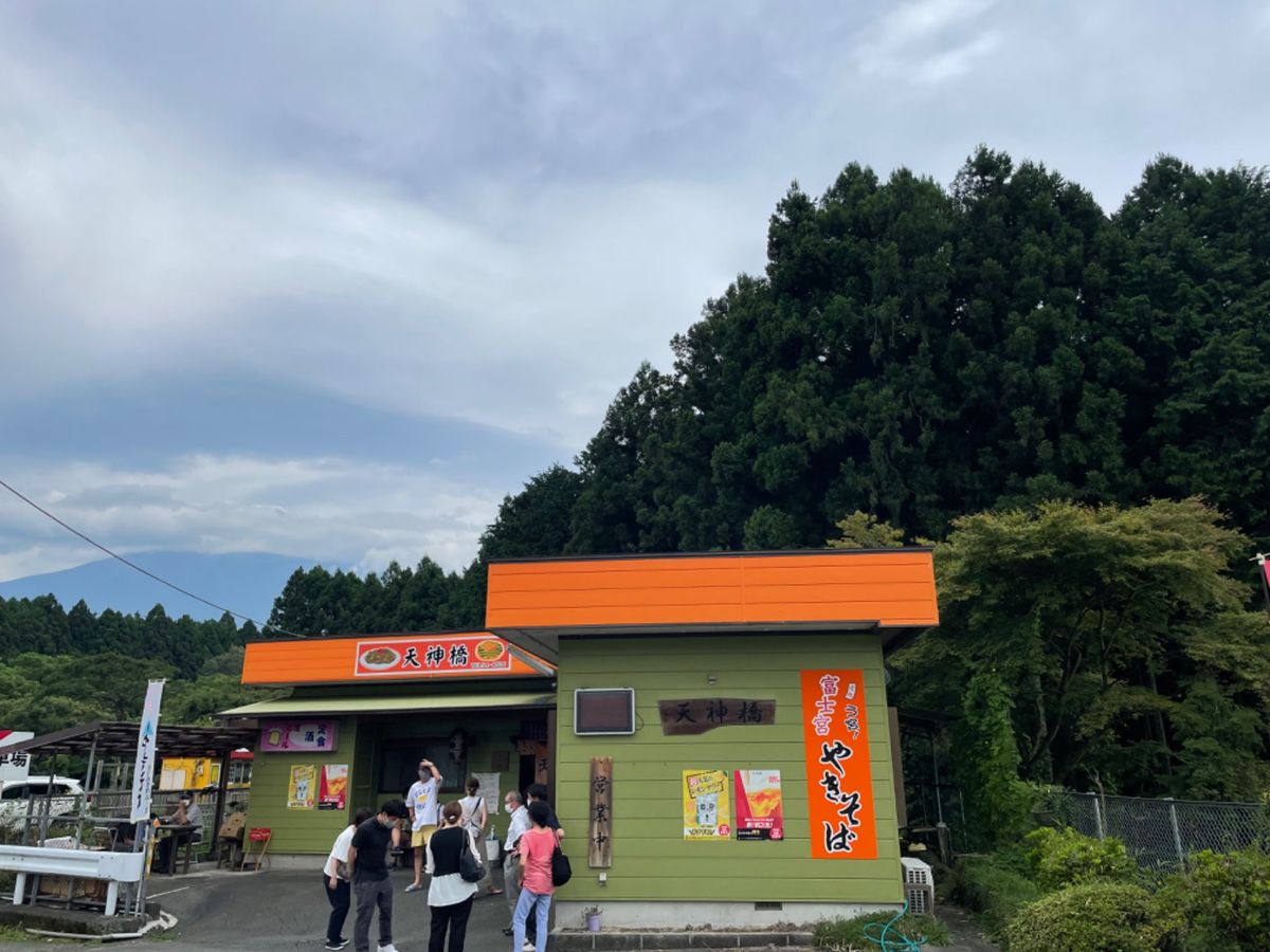 白糸の滝近くで富士宮焼きそばもいただきました。