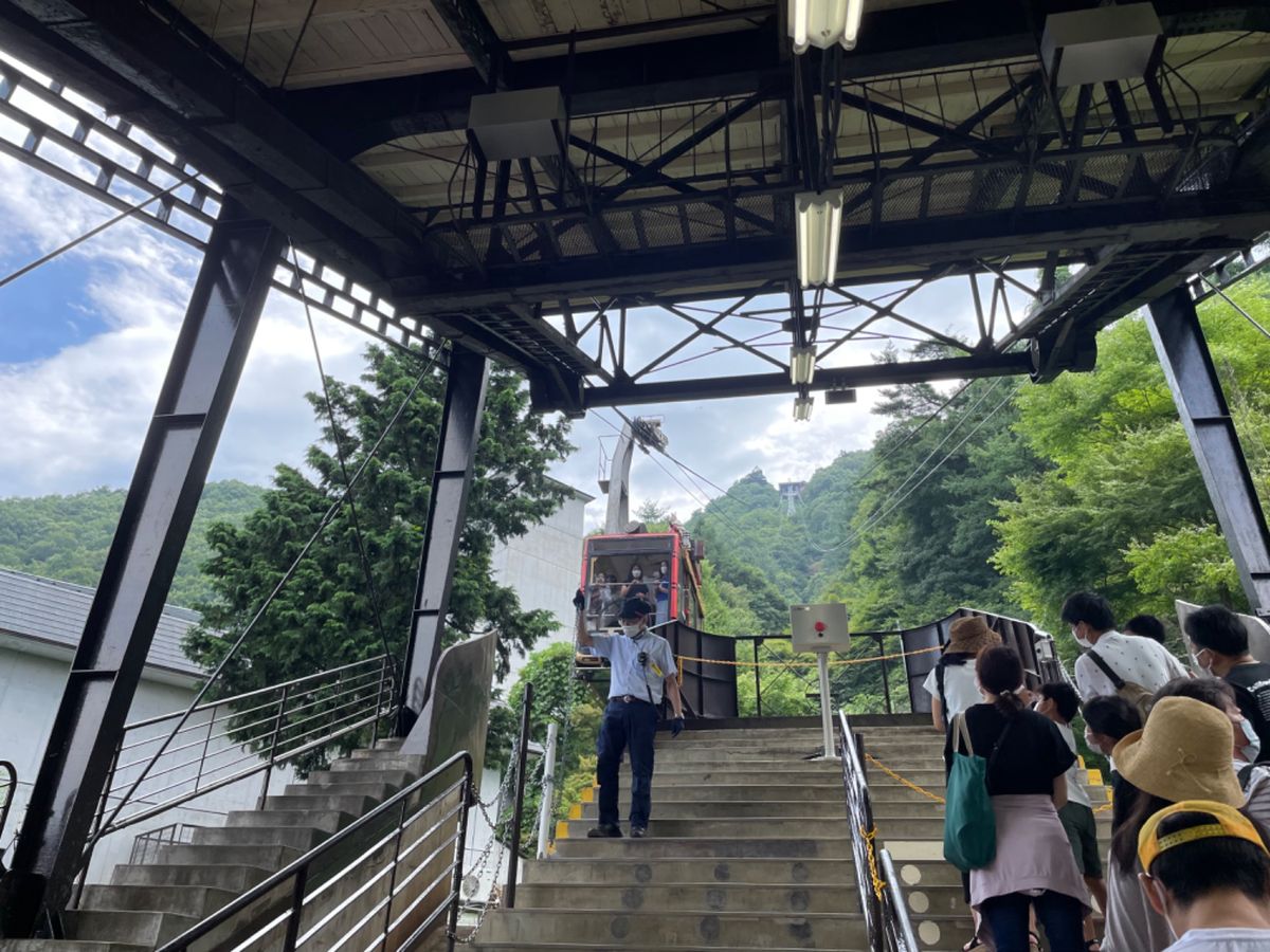河口湖ロープウェイ。天気がよければ、富士山と河口湖の絶景が楽しめる。