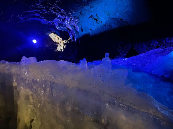 日本・静岡県「2022年夏・富士五湖」の写真：鳴沢氷穴。中の気温は０℃！