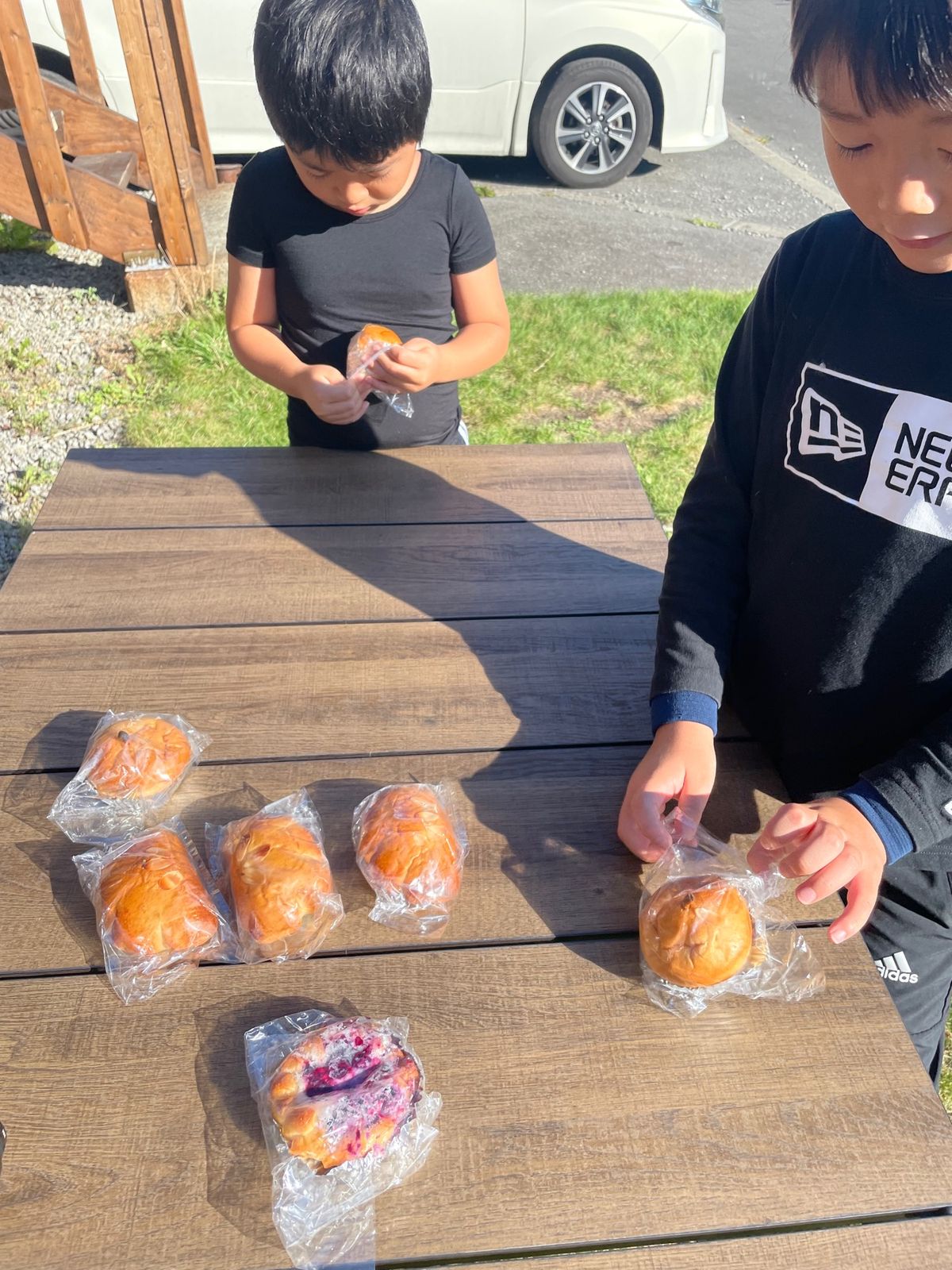 翌朝は増毛町のベーカリーのパンをいただく。クリームパンと増毛のりんごのパン...