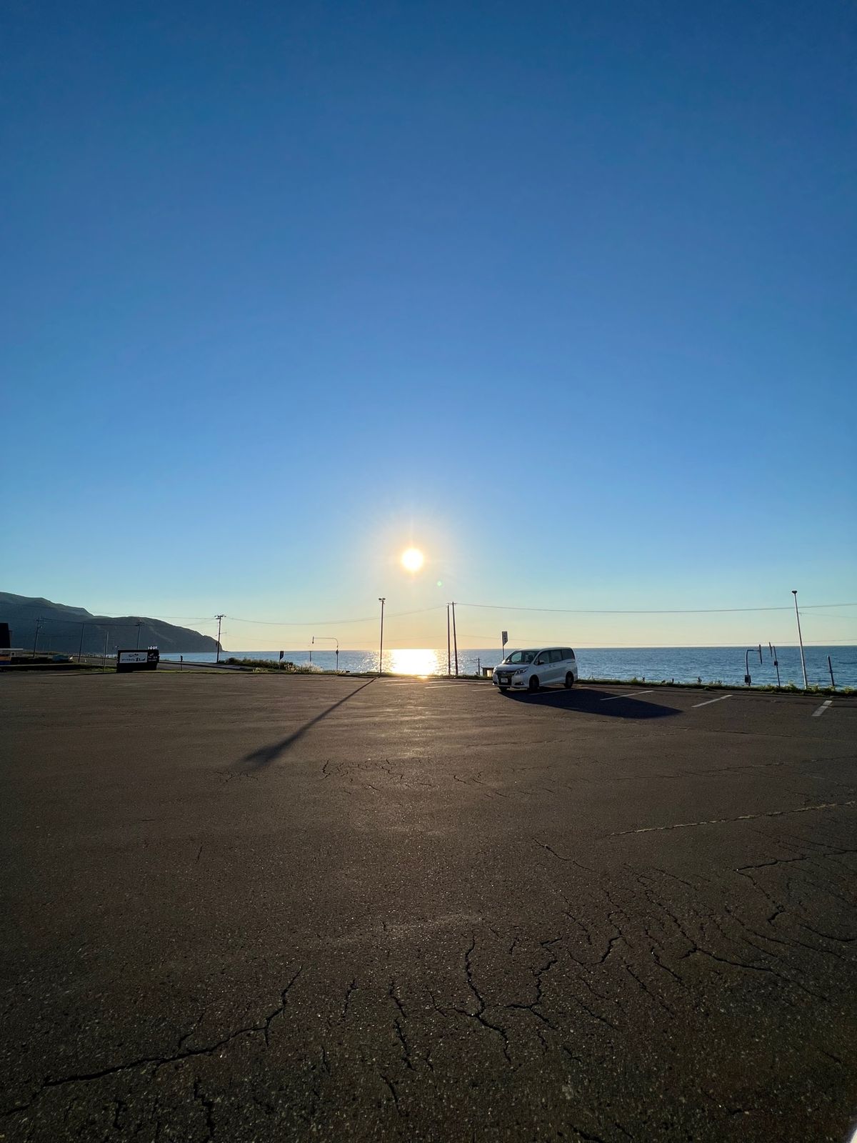 テント設営後は『オーベルジュましけ』というホテルの温泉へ。そこで見た夕日が...