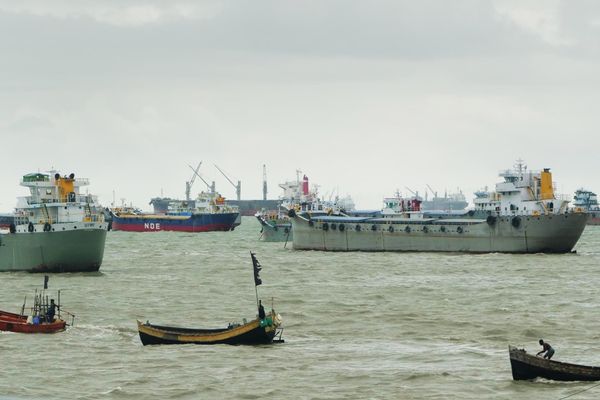 バングラデシュ・Chittagong「バングラデシュ出張1」の写真：船舶が解体のために集まるチョットグラム