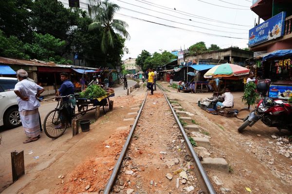 バングラデシュ・Chittagong「バングラデシュ出張1」の写真：線路沿い
