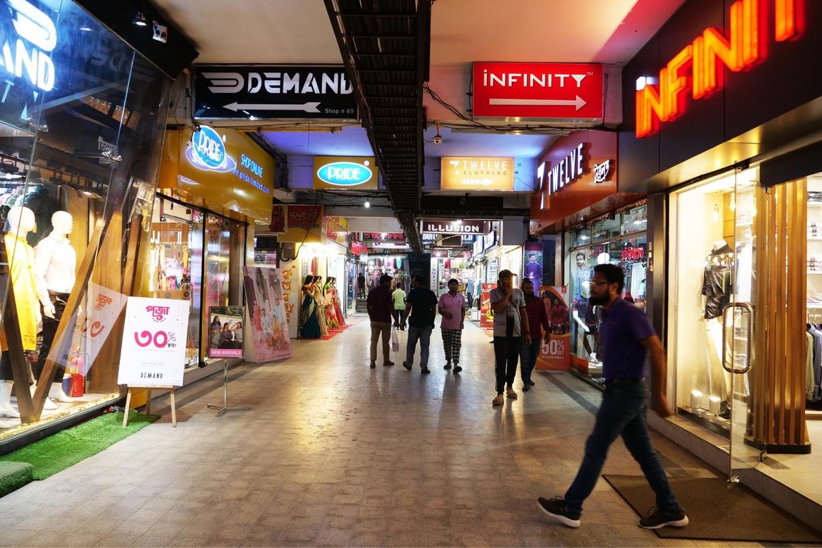 中規模の商業施設。ショッピングモールはない