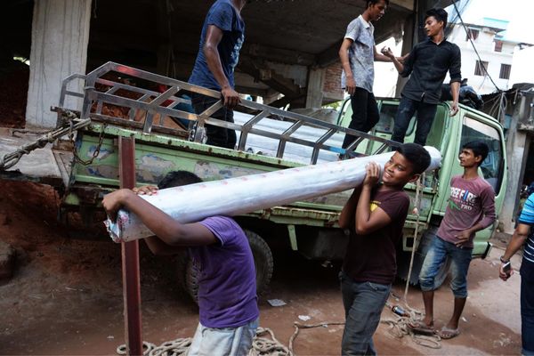 バングラデシュ・Chittagong「バングラデシュ出張1」の写真：仕事してる人々