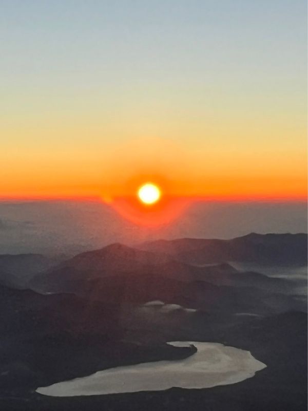 日本・山梨県「富士山登頂」の写真：御来光