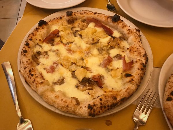 イタリア・ローマ「イタリア2019-2020」の写真：ローマで最初の食事。
石窯で焼いたピザと...