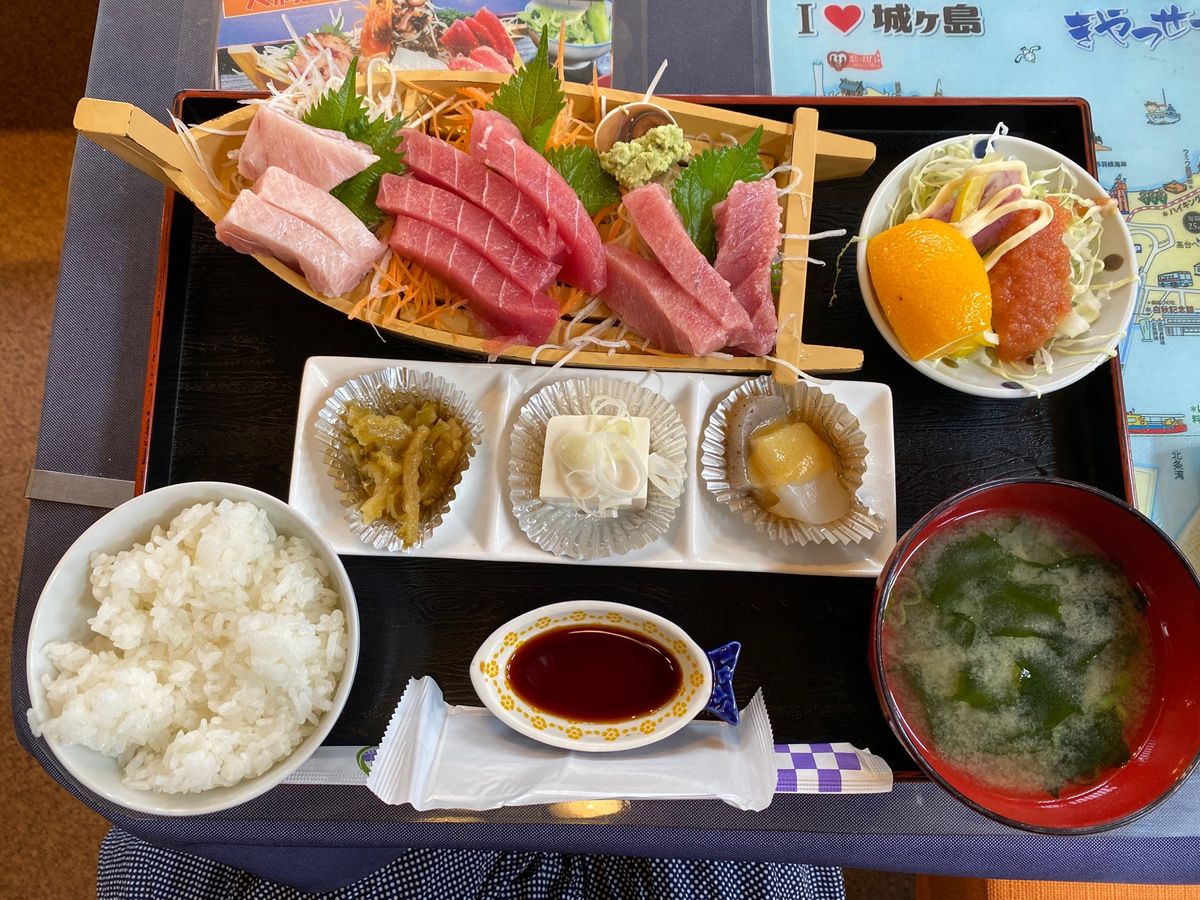 まずはお昼ごはん🍚
城ヶ島の濱田屋さんで
三崎港のまぐろを✨

セルフにし...