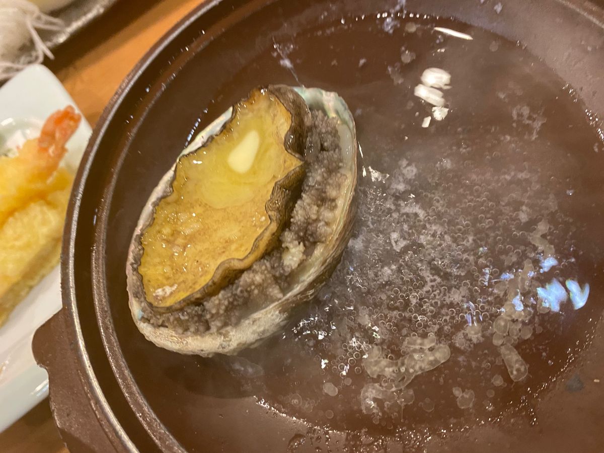 京急ホテル観潮荘夕飯その1
豪華な海鮮料理✨
金目鯛
鮑❤️